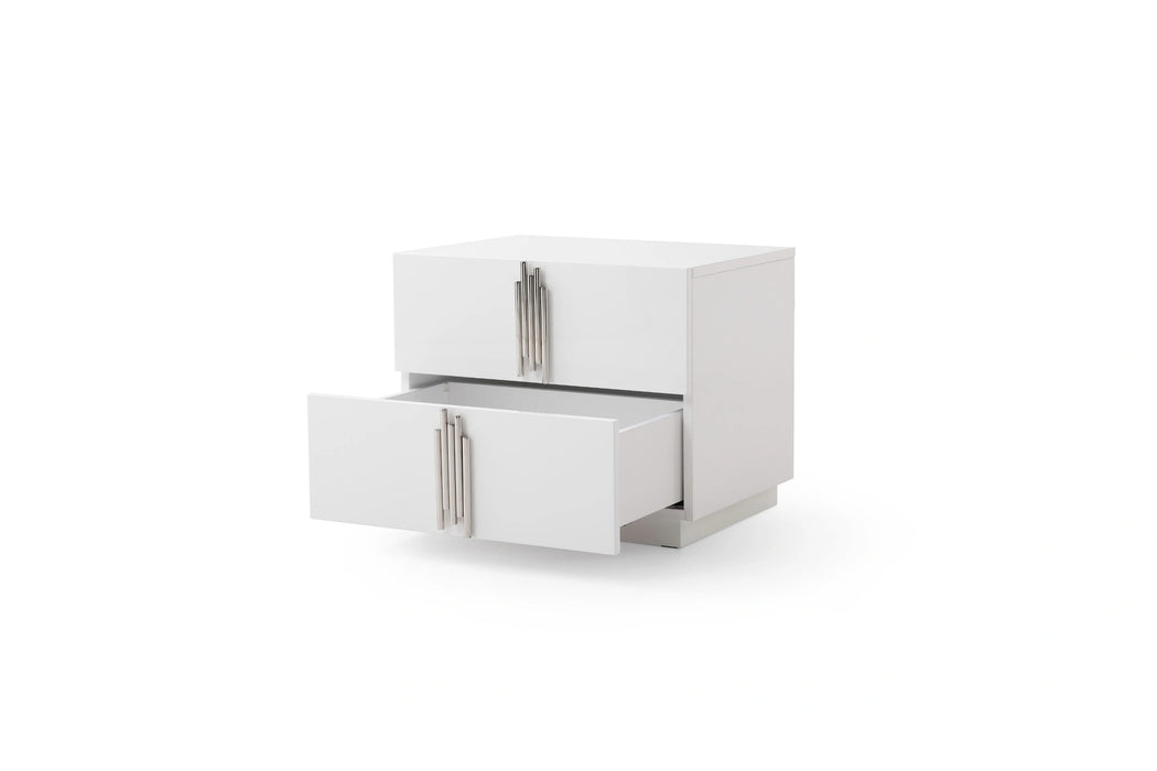 Token - Modern White + Stainless Steel 4-Piece Bedroom Set